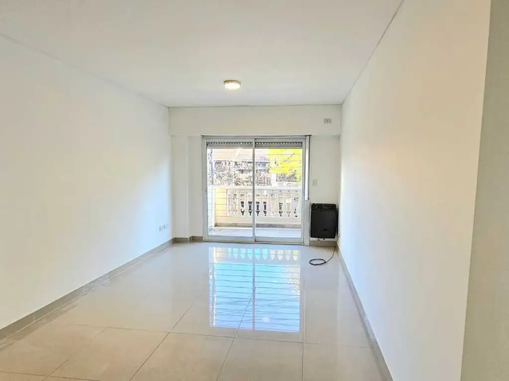 2 ambientes con patio y balcón