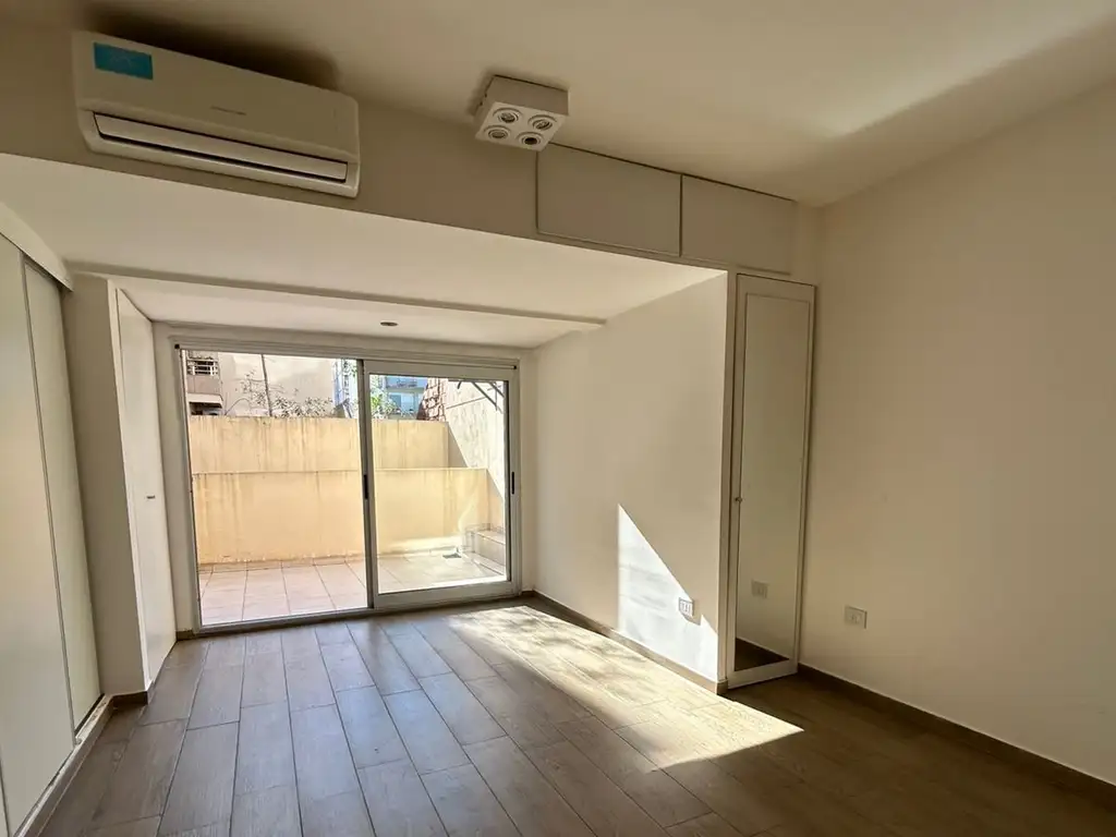 Monoambiente con patio y pileta