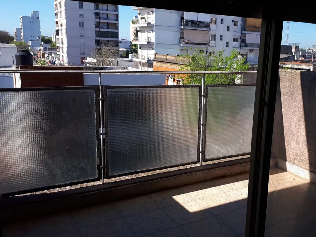 Balcón y cochera cubierta
