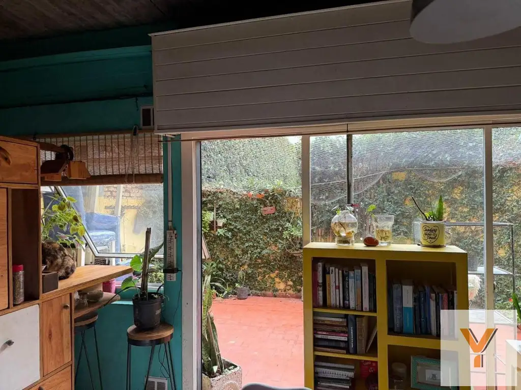 Monoambiente con patio y terraza