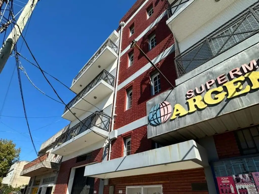 3 ambientes con patio y balcón