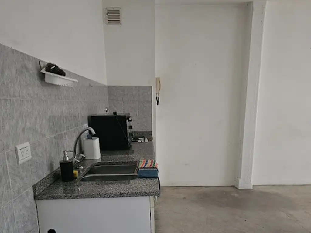 Monoambiente con balcón y AC