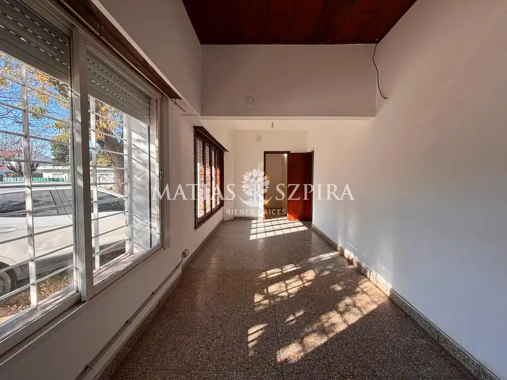 Casa con galería techada y garage