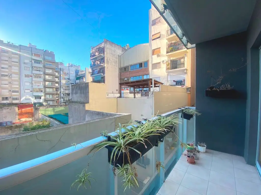 Monoambiente con balcón amplio