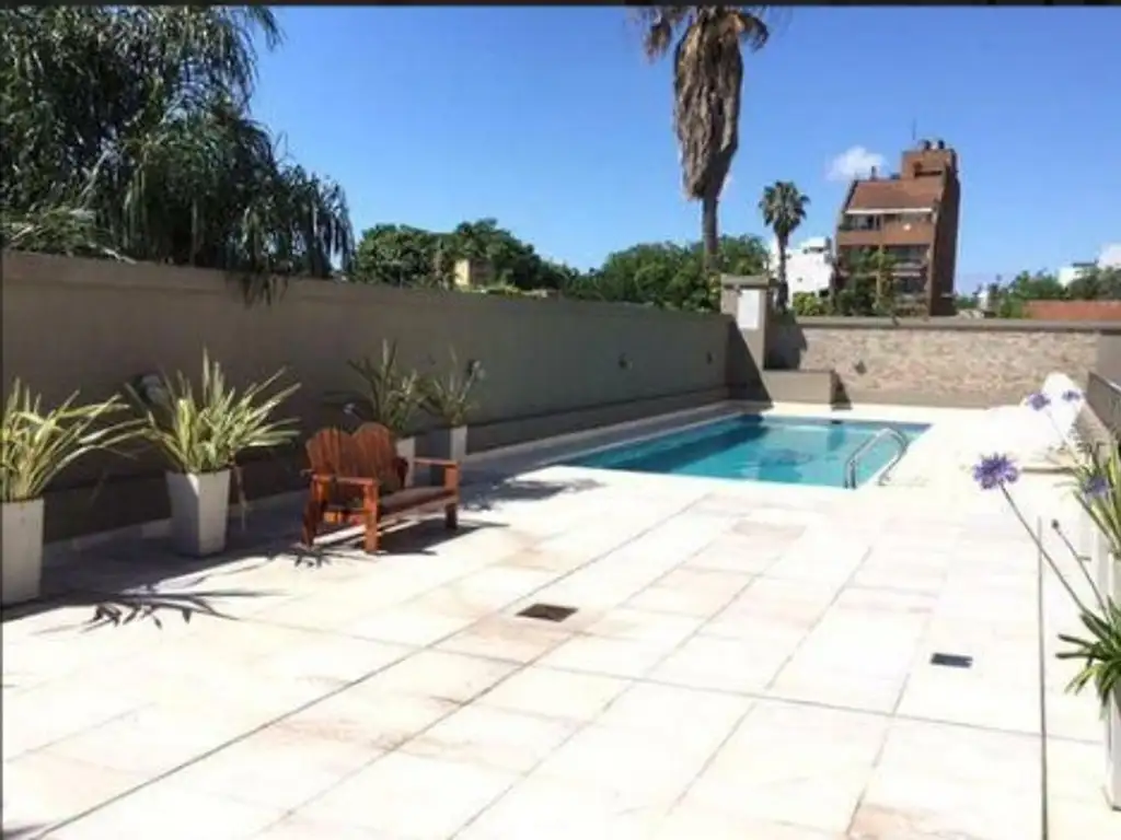 Monoambiente con balcón y pileta
