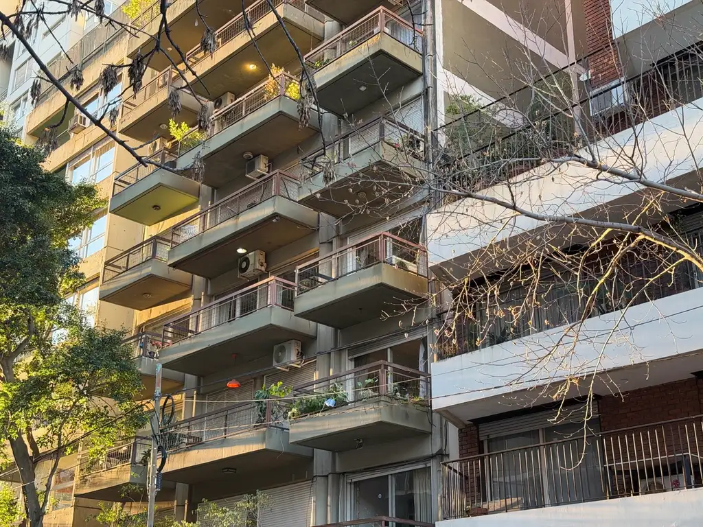 Monoambiente amoblado con balcón corrido