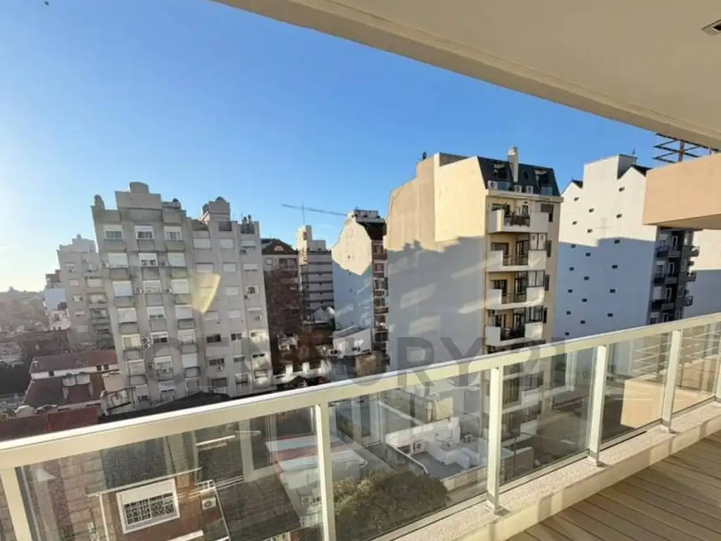 Quinto piso con balcón amoblado