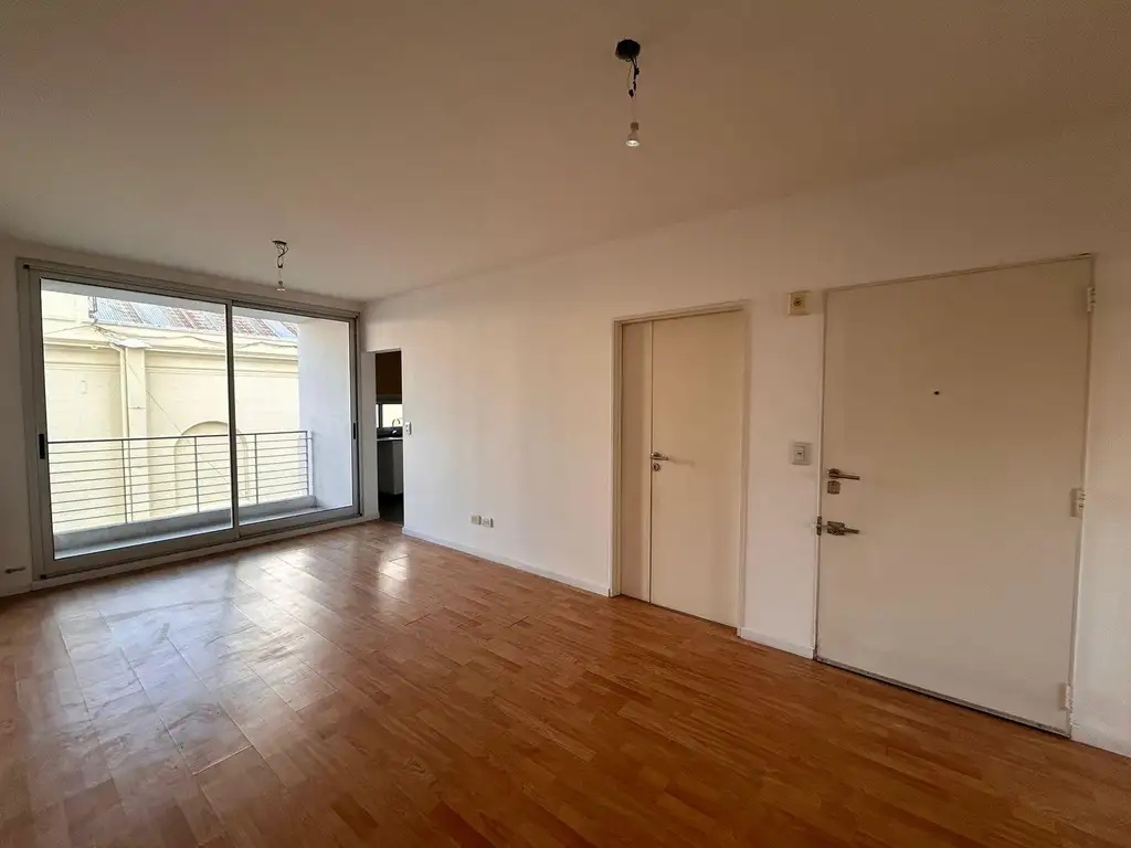 Monoambiente dividido con balcón