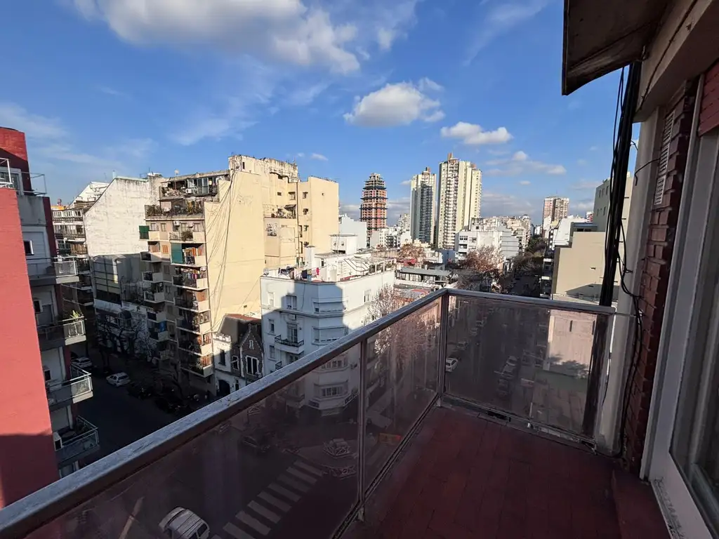 Último piso con balcón y parquet