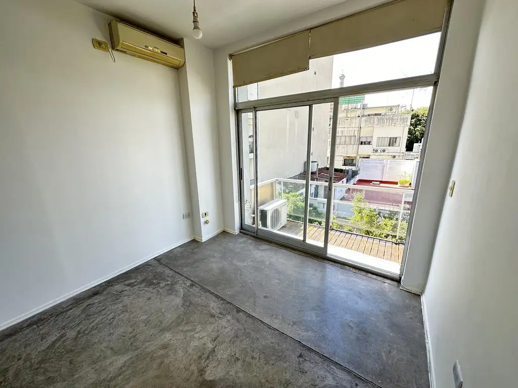 Monoambiente con balcón al frente