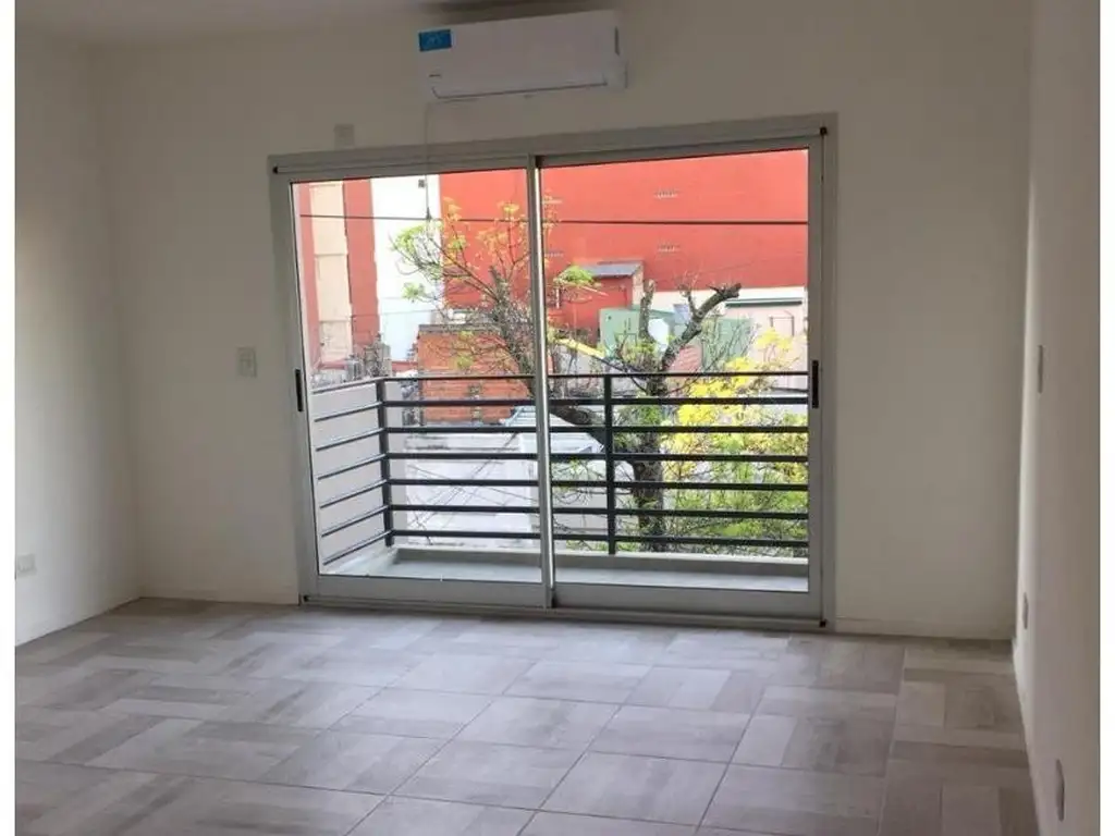 Monoambiente con balcón
