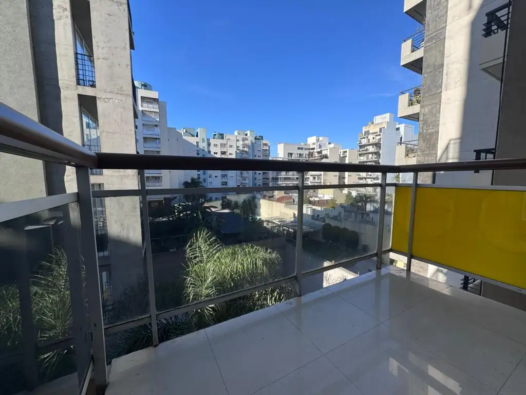 Monoambiente con balcón y pileta