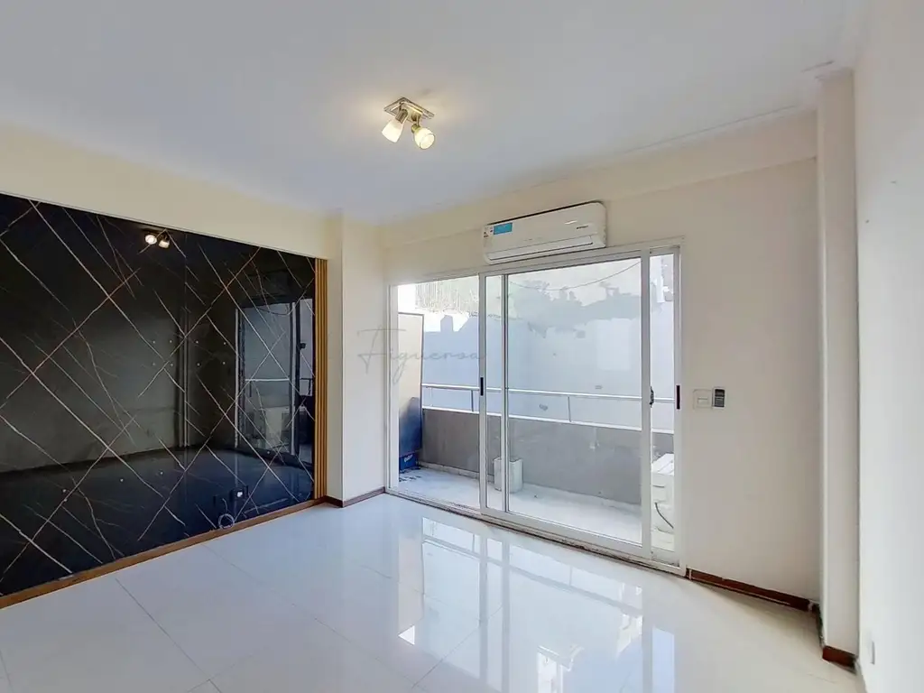 2 ambientes con patio y balcones