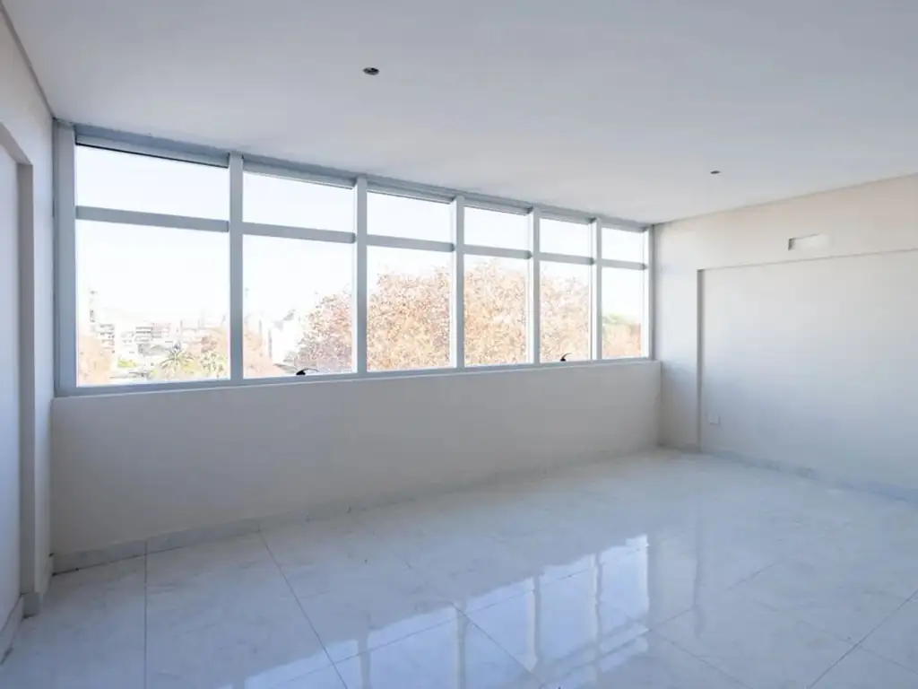 Monoambiente al frente con terraza