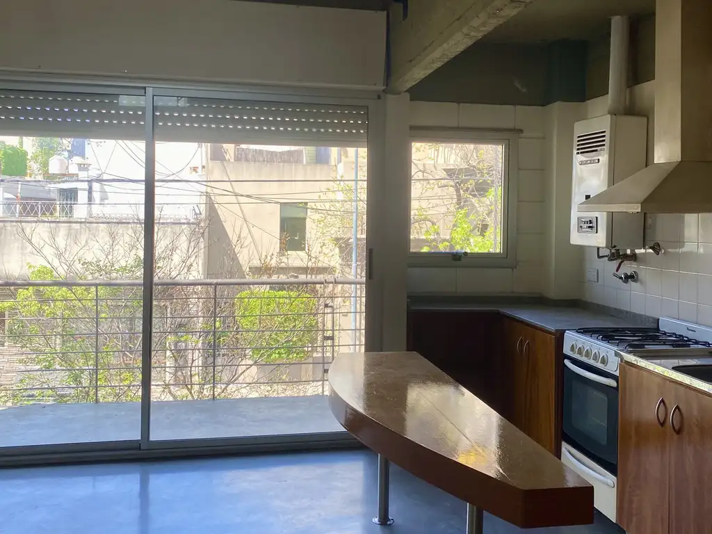 Duplex con balcón y escritorio