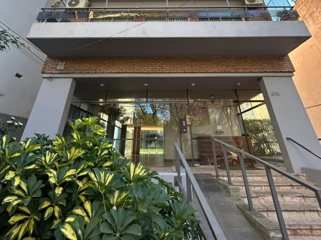 3 ambientes al frente, balcón corrido