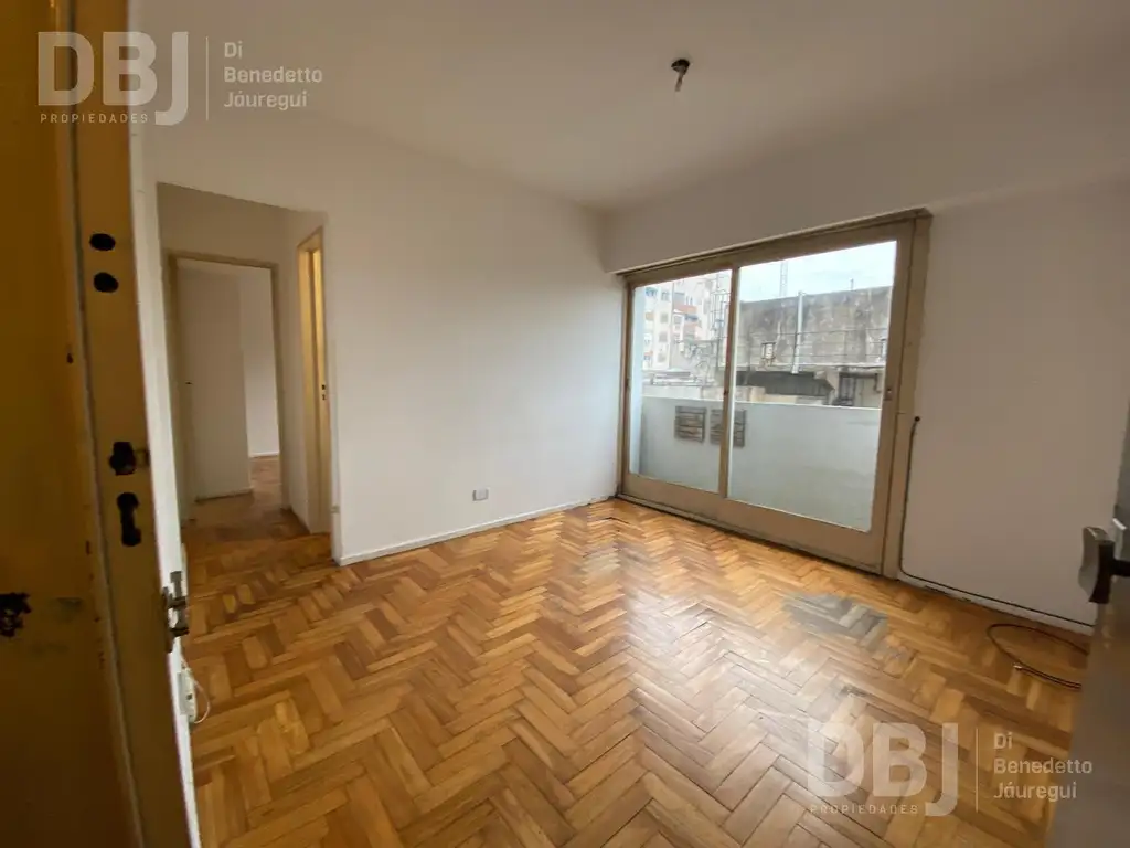 10º piso con balcón francés