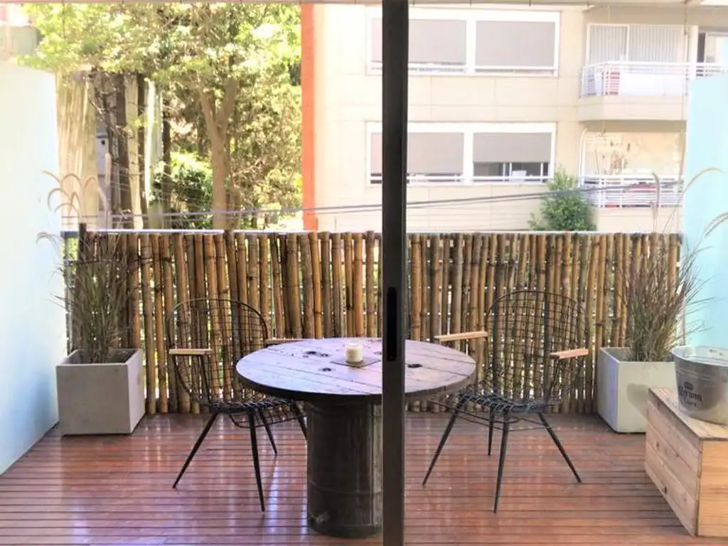Balcón terraza y piscina