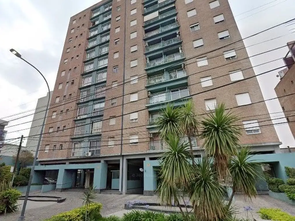 1 ambiente con balcón y A/C