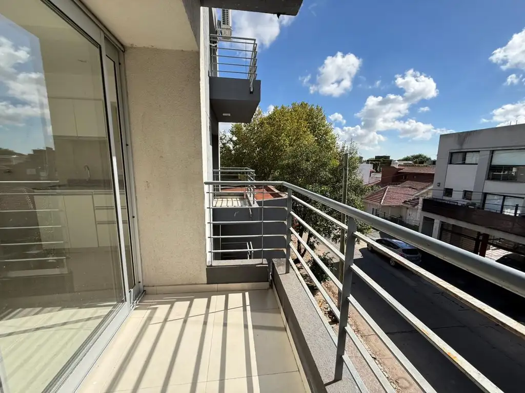 Departamento con balcón terraza