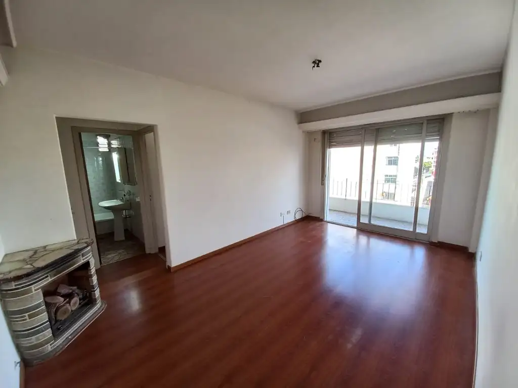 2 ambientes con balcón corrido