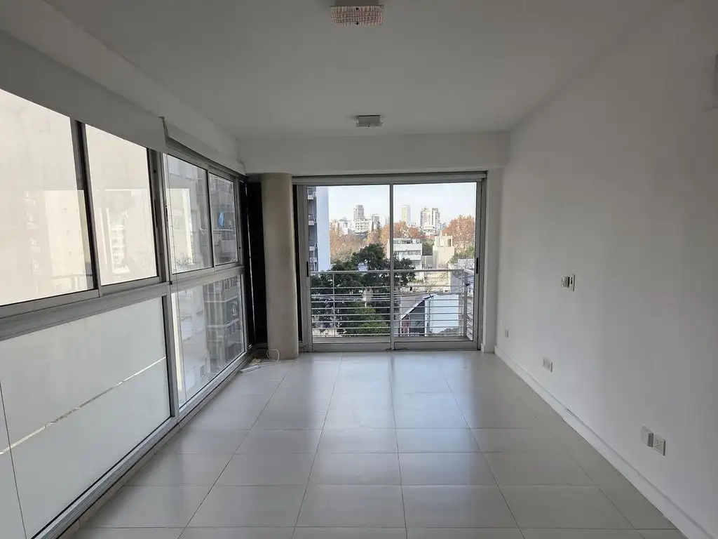 Monoambiente con balcón y piscina