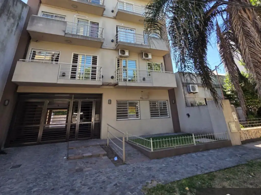 Departamento con balcón y cocina completa