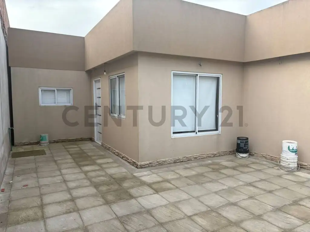 Casa a estrenar con patio