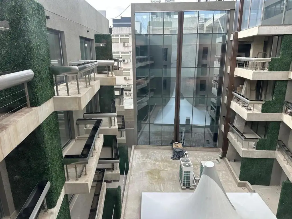 Monoambiente con balcón y cochera