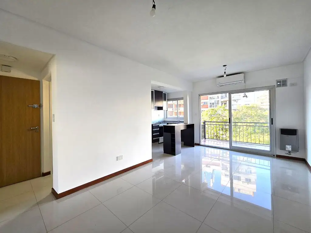 2 ambientes con balcón y aire