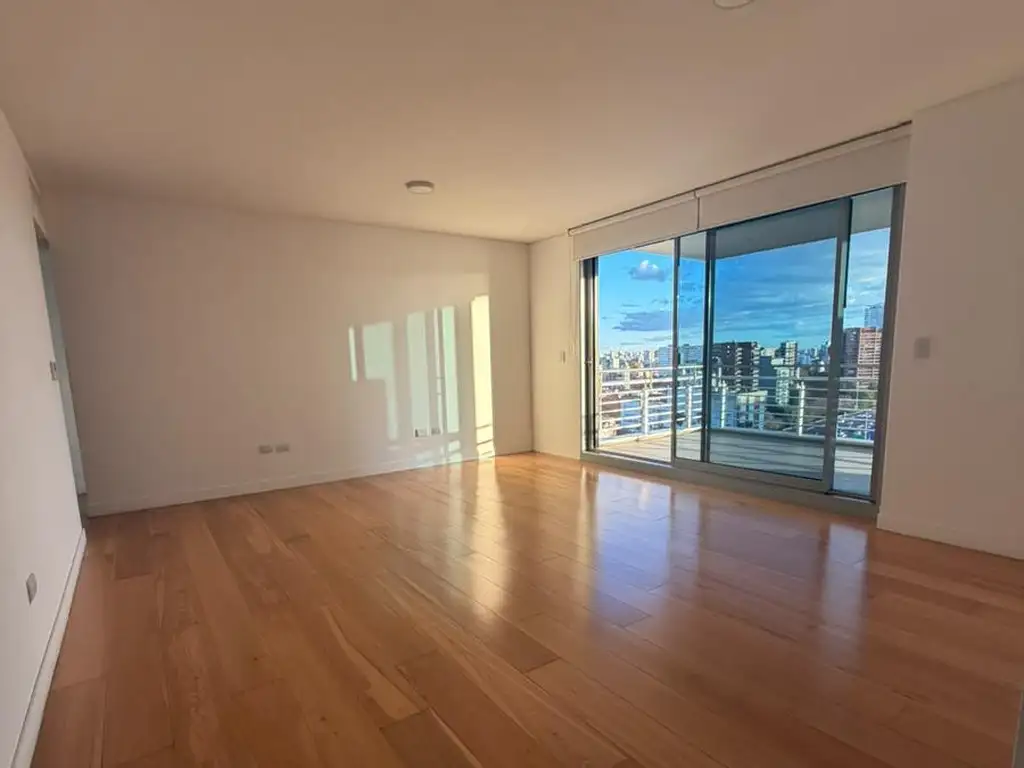 Piso alto con balcón terraza