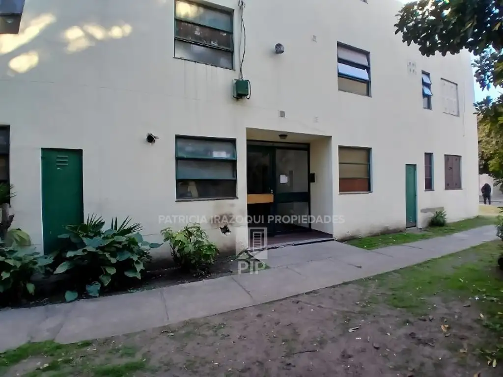 3 ambientes, 1° piso por escalera