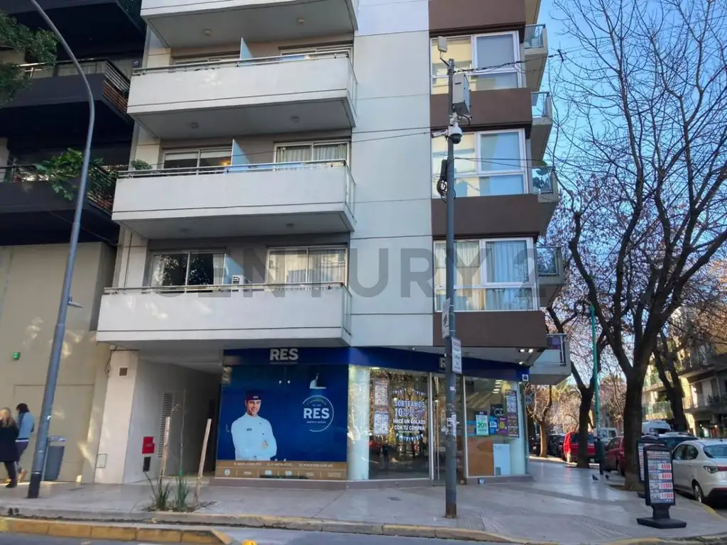 1 dormitorio con balcón amoblado
