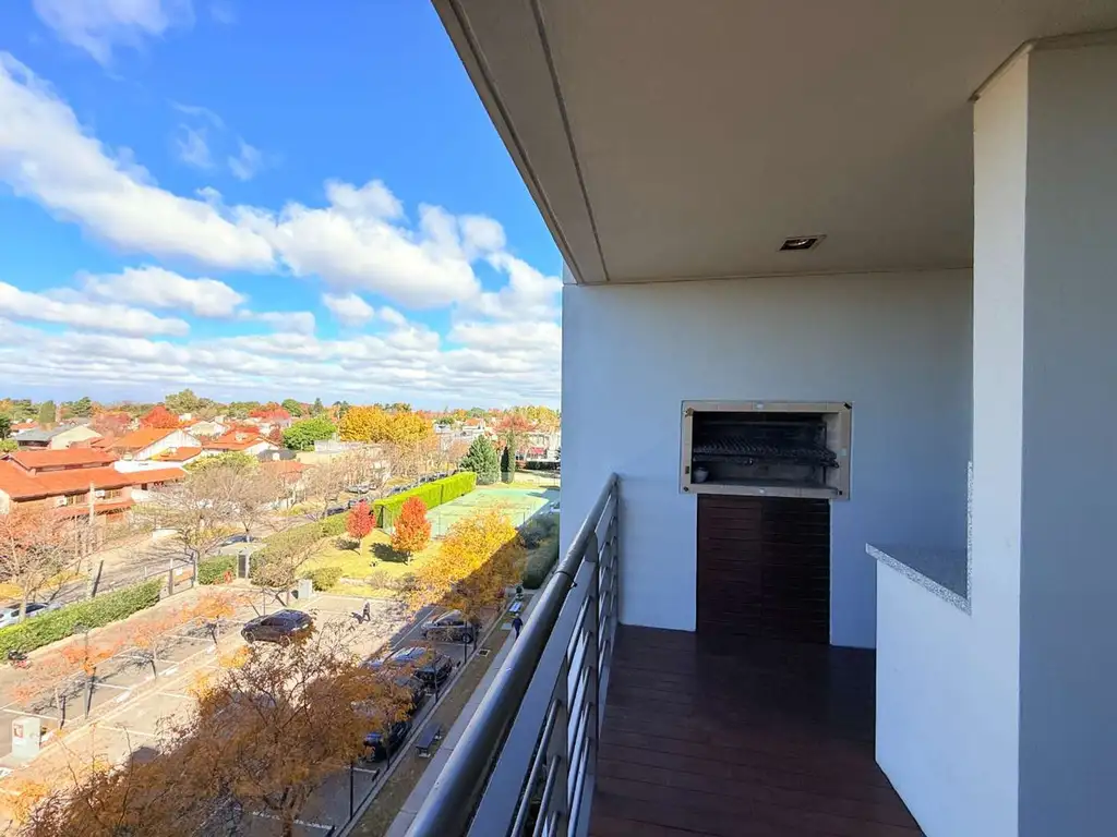 4th-floor loft with balcony and grill