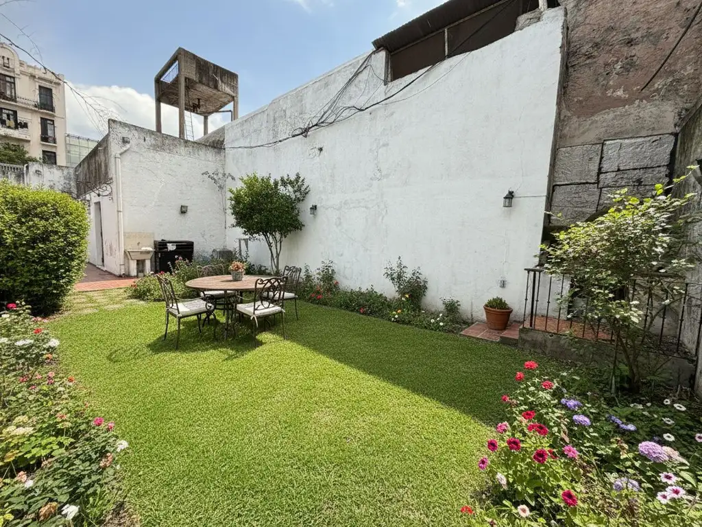 Casa con patio y jardín