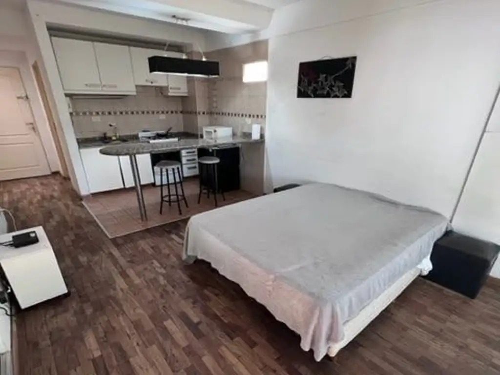 Loft amoblado con balcón
