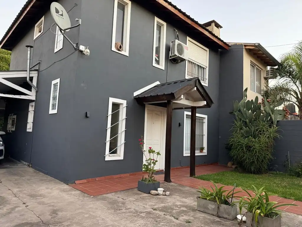 Casa com piscina e churrasqueira