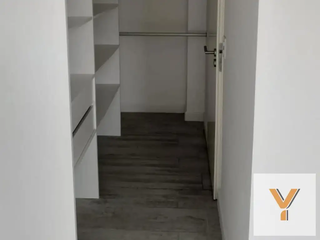 1 dormitorio con balcón y parrilla