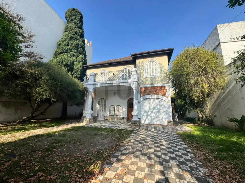 Casa con jardín y cochera
