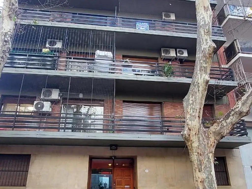 3 ambientes al frente con balcón