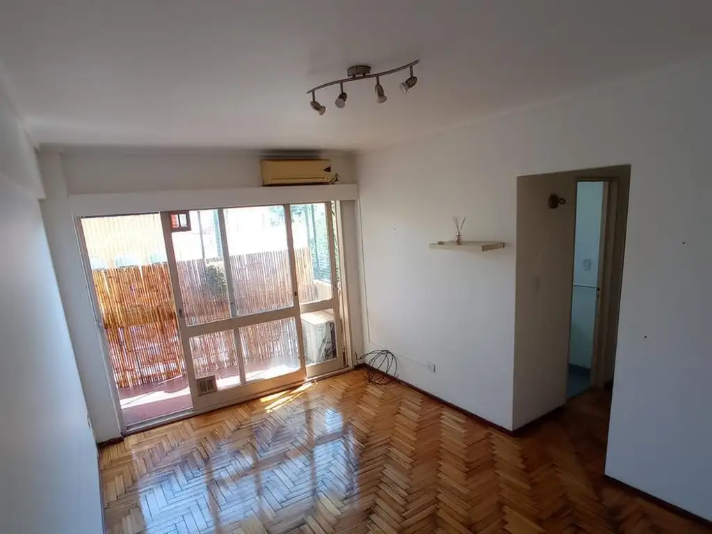 2 ambientes con balcón y split