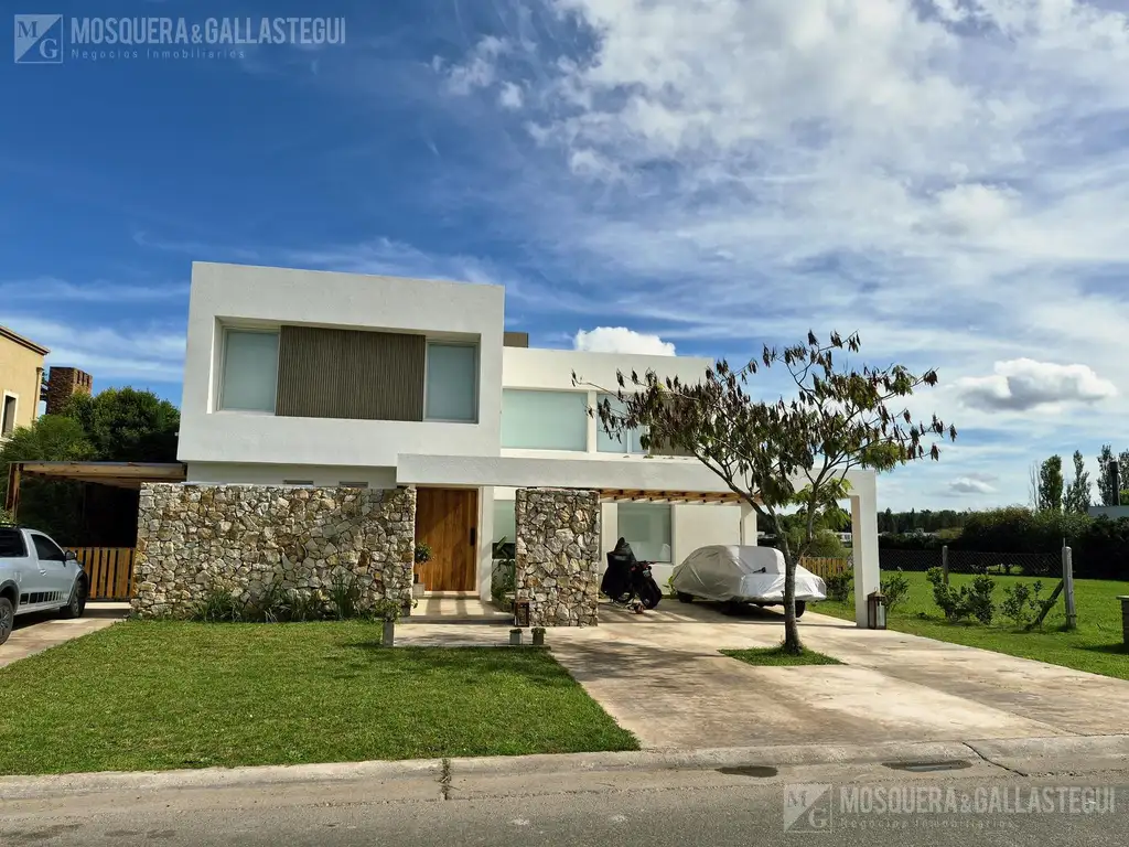 Lagoon-view house with pool