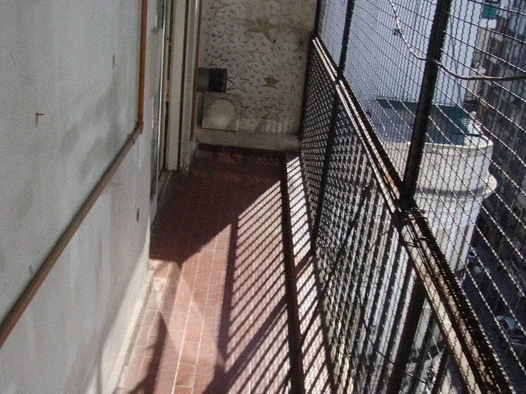 Balvanera con balcón corrido