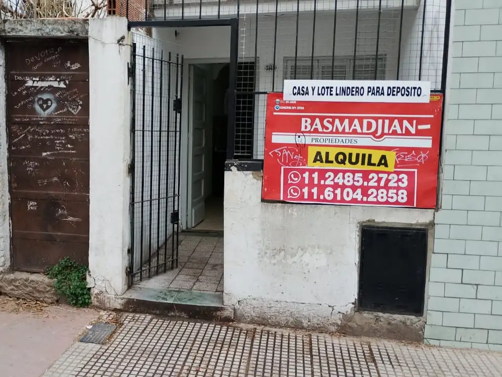 Casa depósito con patio y parrilla