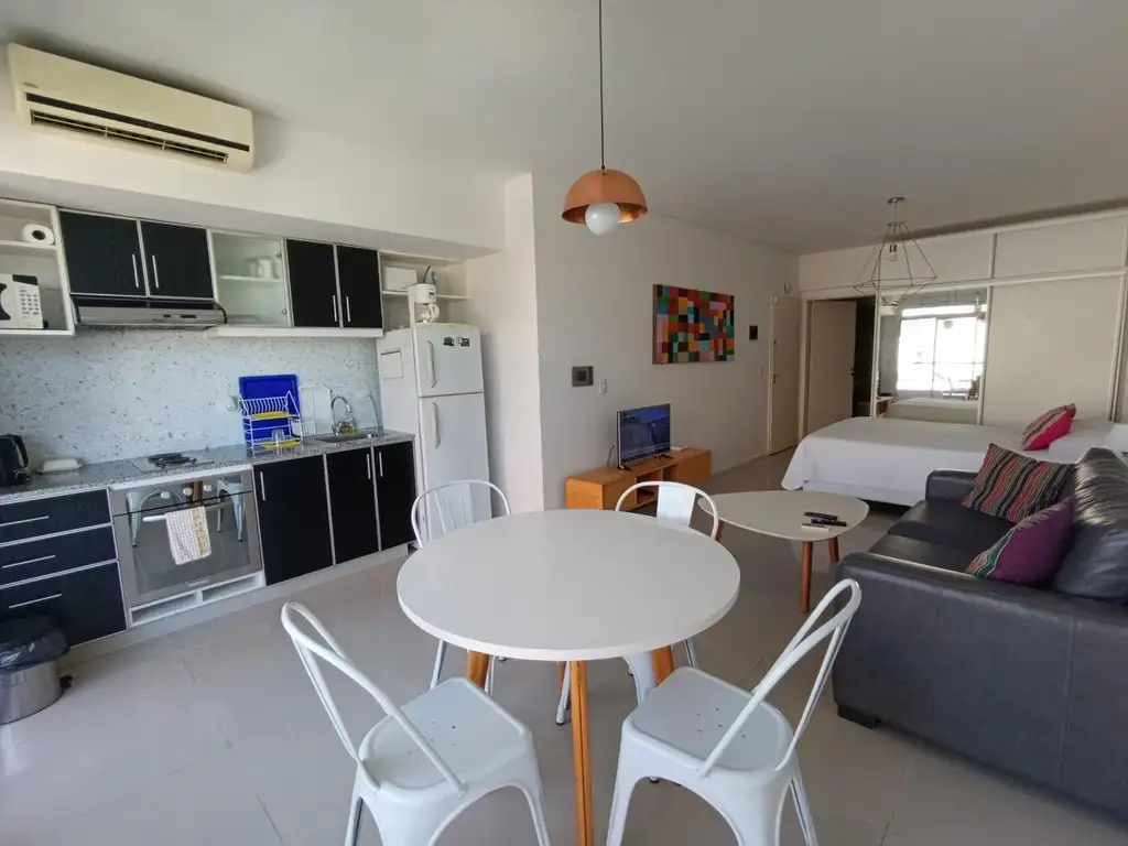 Estudio con balcón y pileta