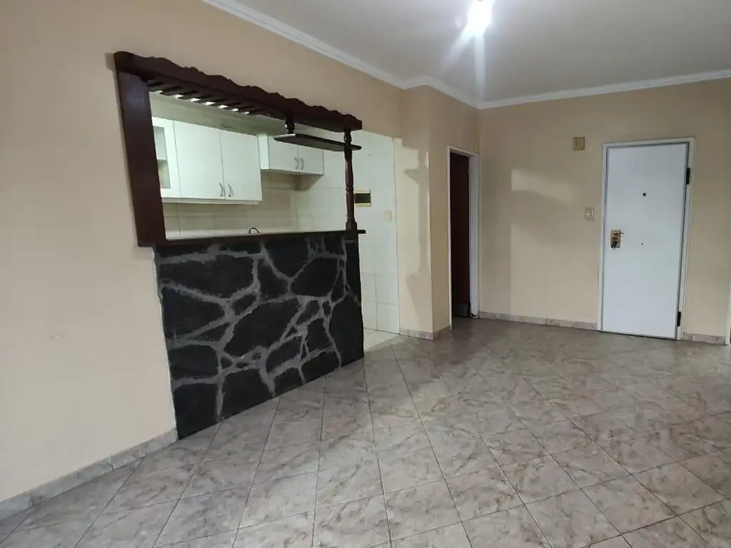 2 dormitorios con balcón