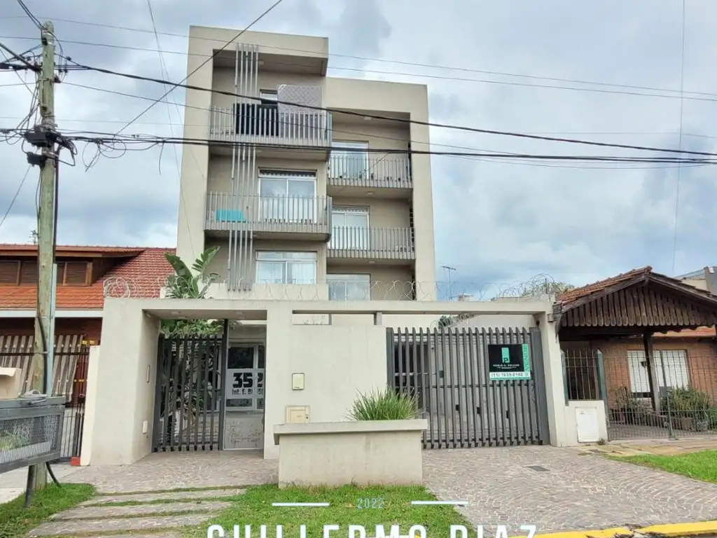 Monoambiente con balcón y cochera