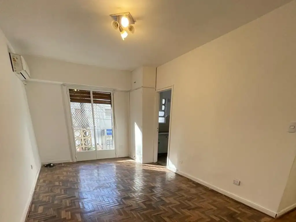 Monoambiente con balcón y aire