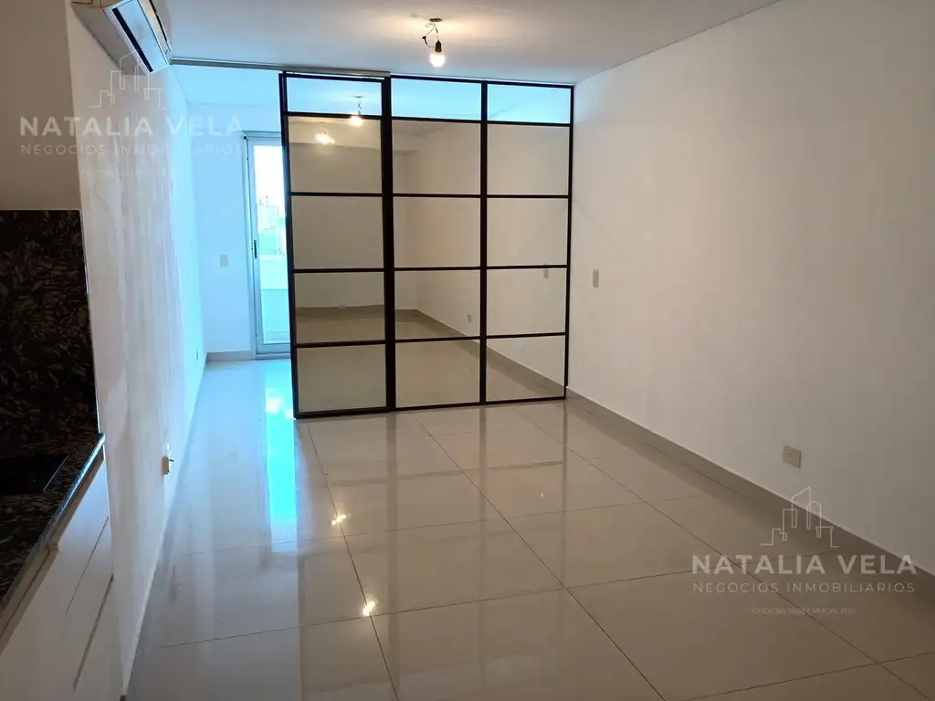 Monoambiente con balcón y piscina