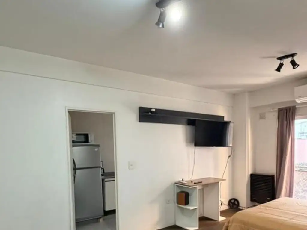 Monoambiente amueblado con balcón